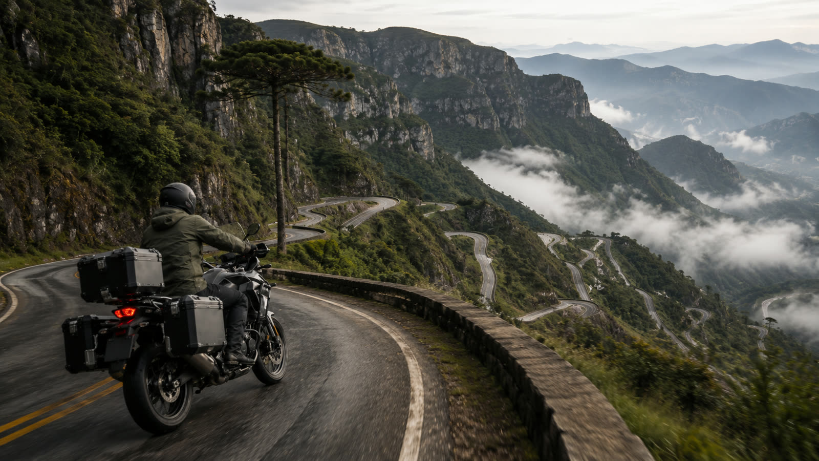 Serra de curvas com neblina — imagem ilustrativa